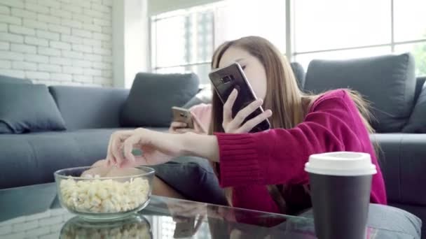 depositphotos_228087614-stock-video-asian-women-using-smartphone-eating (1)